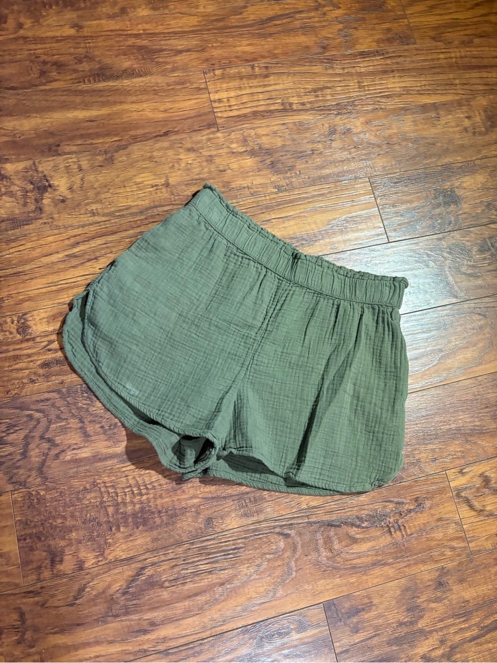 Universal Thread women’s size M pull on olive green shorts